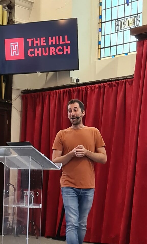 David enseñando la palabra de Dios un domingo en la iglesia