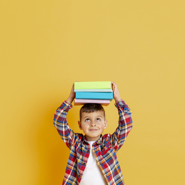 Versículo sobre la Importancia de la Enseñanza y el Aprendizaje, niño sujetando libro