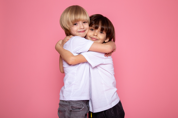 dos niños se abrazan en el perdón